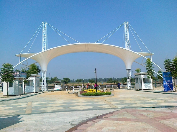 膜結構車庫出入口