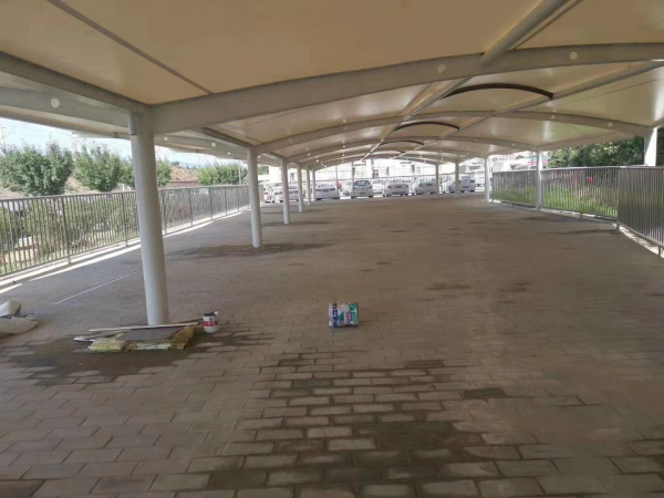 西安西鐵浐灞小區(qū)車(chē)棚完工